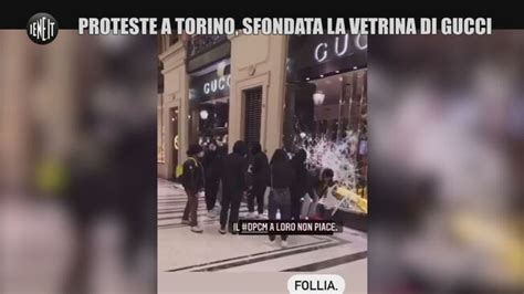 Torino, proteste contro misure Covid: sfondata vetrina Gucci